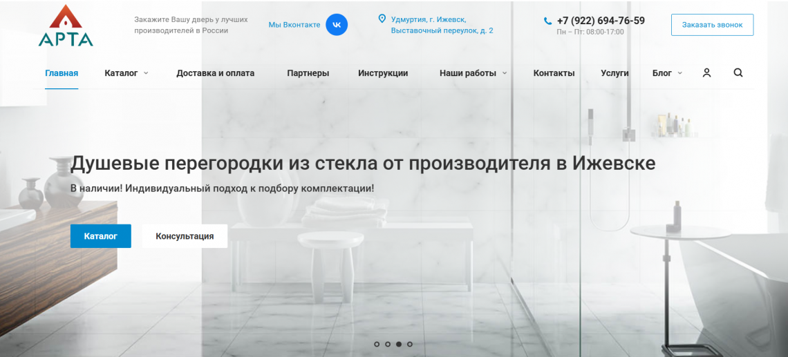 Стильная современная входная дверь в интерьере частного дома